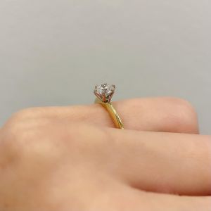Runder Diamant-Verlobungsring mit 6 Zinken aus Gelbgold - Foto 4