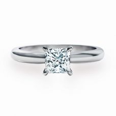Klassischer Diamant-Verlobungsring im Princess-Schliff