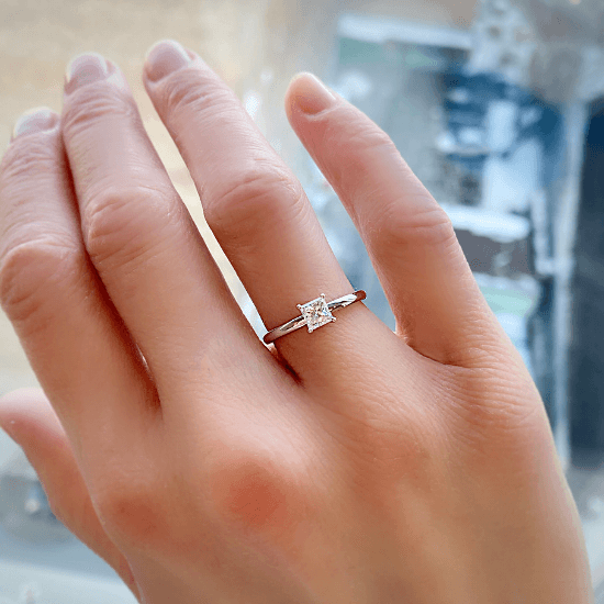 Verlobungsring mit Diamant im Prinzessschliff,  Bild vergrößern 2
