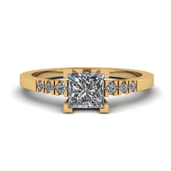 Diamantring im Princess-Schliff mit 3 kleinen seitlichen Diamanten aus Gelbgold, Bild 1