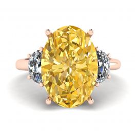 Ovaler gelber Diamant mit seitlichen halbmondförmigen weißen Diamanten in Roségold