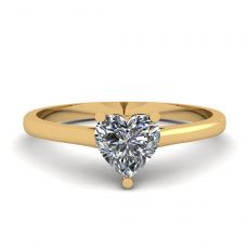 Einfacher flacher Ring mit Herzdiamant aus Gelbgold