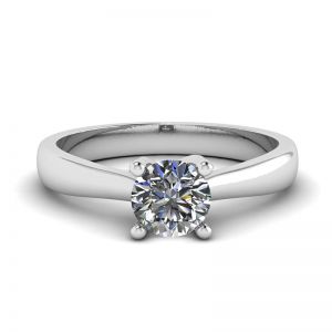 Ring mit gekreuzten Zinken und rundem Diamant