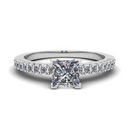 Diamantring im Prinzessschliff in V mit seitlichem Pavé