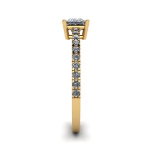 Diamantring im Prinzessschliff mit Seitenpflaster aus 18 Karat Gelbgold - Foto 2