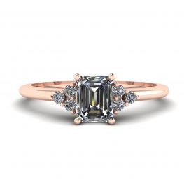 Diamantring im Smaragdschliff mit seitlichen Diamanten in Roségold