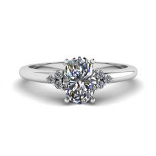 Ovaler Diamantring mit drei seitlichen Diamanten