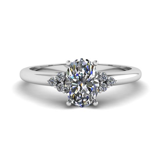 Ovaler Diamantring mit drei seitlichen Diamanten, Bild 1