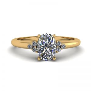 Ovaler Diamant mit 3 seitlichen Diamanten Ring aus Gelbgold