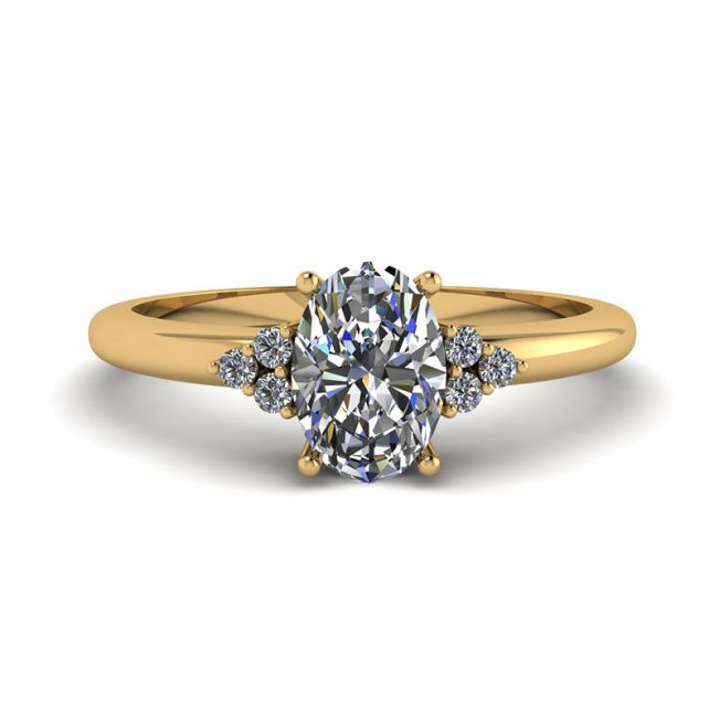 Ovaler Diamant mit 3 seitlichen Diamanten Ring aus Gelbgold