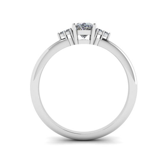 Ovaler Diamantring mit drei seitlichen Diamanten,  Bild vergrößern 2
