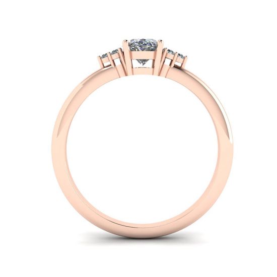 Ring mit ovalem Diamant und drei seitlichen Diamanten aus Roségold, More Image 0