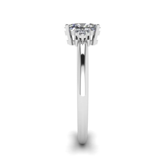 Ovaler Diamantring mit drei seitlichen Diamanten, More Image 1