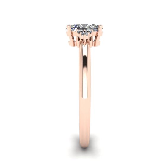 Ring mit ovalem Diamant und drei seitlichen Diamanten aus Roségold,  Bild vergrößern 3