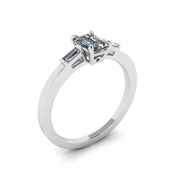 Ring mit Smaragdschliff und seitlichem Baguette-Diamant,  Bild vergrößern 4