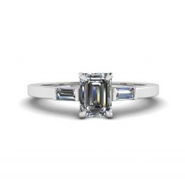 Ring mit Smaragdschliff und seitlichem Baguette-Diamant Ring mit Smaragdschliff und seitlichem Baguette-Diamant