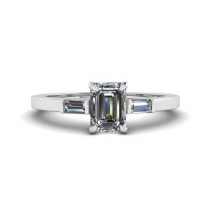 Ring mit Smaragdschliff und seitlichem Baguette-Diamant