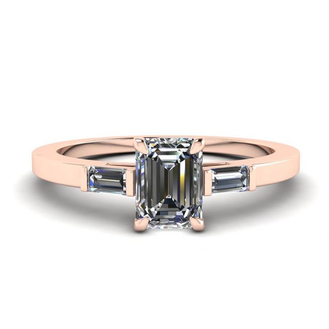 Smaragdschliff- und seitlicher Baguette-Diamantring aus Roségold