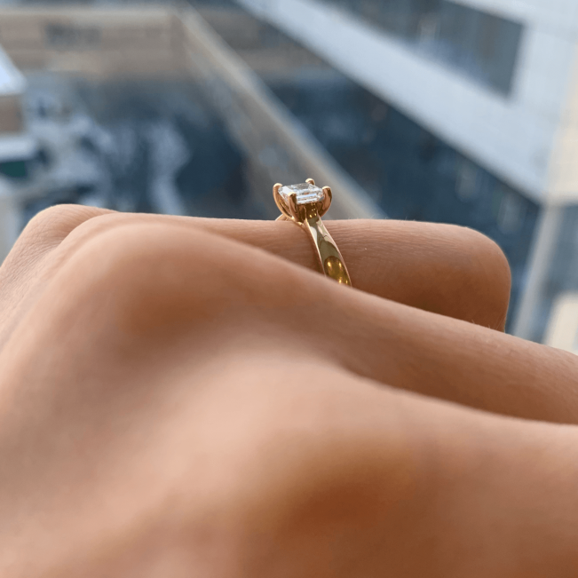 Ring aus 18-karätigem Gelbgold mit Diamant im Prinzessschliff - Foto 4