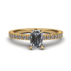 Ring aus 18-karätigem Gelbgold mit Diamant im Smaragdschliff