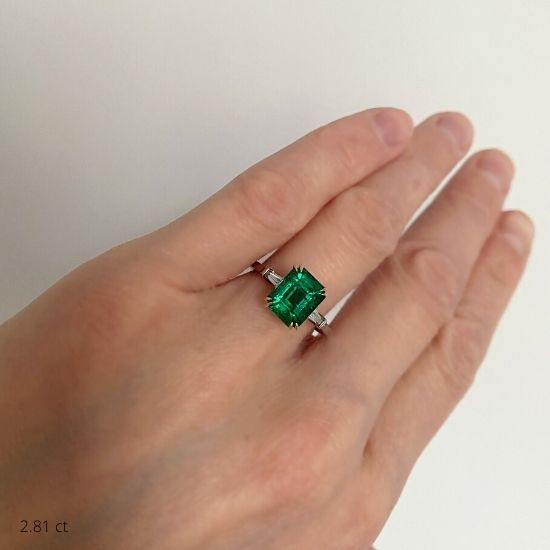 3 Karat Smaragd-Ring mit seitlichen Diamanten im Baguette-Gelbgold,  Bild vergrößern 5