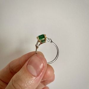 3 Karat Smaragd-Ring mit seitlichen Diamanten im Baguette-Gelbgold - Foto 5