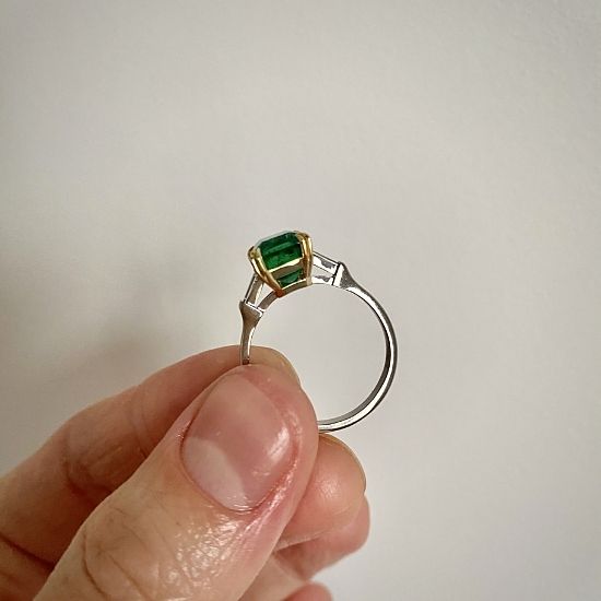 3-Karat-Smaragdring mit seitlichen Diamanten in Baguette-Roségold,  Bild vergrößern 6