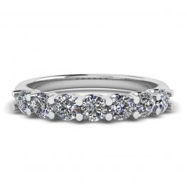 Klassischer Ring mit sieben runden Diamanten aus Weißgold Klassischer Ring mit sieben runden Diamanten aus Weißgold