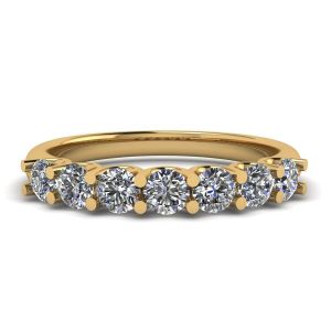 Klassischer Ring mit sieben runden Diamanten aus Gelbgold