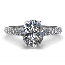 Ovaler Diamantring mit dreireihigem Diamant-Pavé-Band