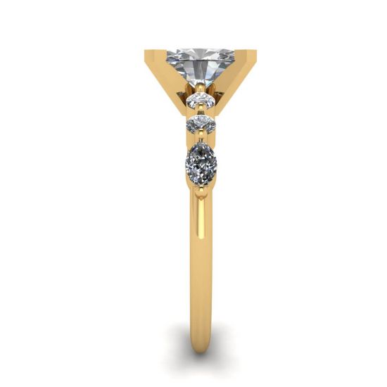 Ovaler Ring mit seitlichem Marquise-Diamant und runden Steinen aus Gelbgold,  Bild vergrößern 3