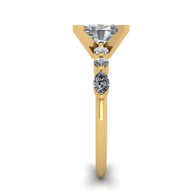 Ovaler Ring mit seitlichem Marquise-Diamant und runden Steinen aus Gelbgold - Foto 2