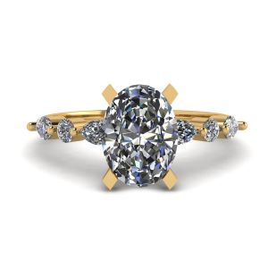 Ovaler Ring mit seitlichem Marquise-Diamant und runden Steinen aus Gelbgold