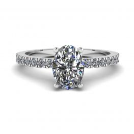 Ovaler Diamantring mit seitlichem Pavé