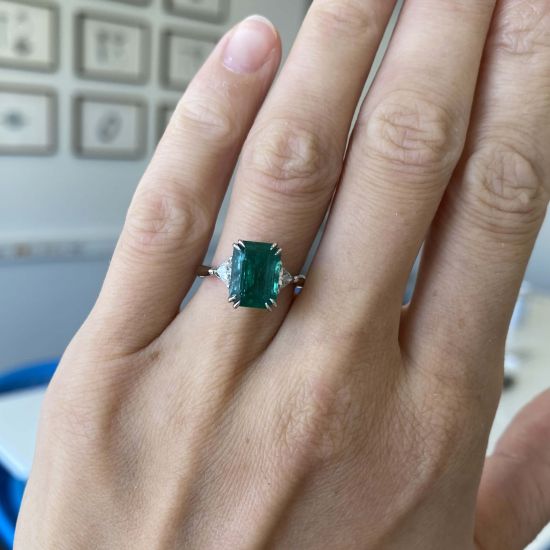Ring mit 3,31 Karat Smaragd und seitlichen Billionendiamanten,  Bild vergrößern 7