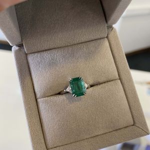 Ring mit 3,31 Karat Smaragd und seitlichen Billionendiamanten - Foto 4