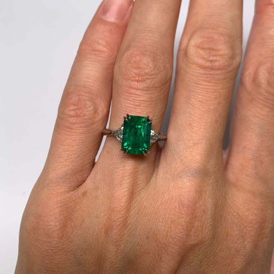 Ring mit 3,31 Karat Smaragd und seitlichen Billionendiamanten,  Bild vergrößern 6