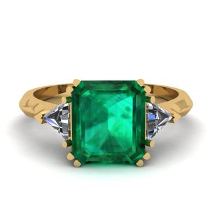 3-Karat-Smaragdring mit dreieckigen seitlichen Diamanten aus Gelbgold