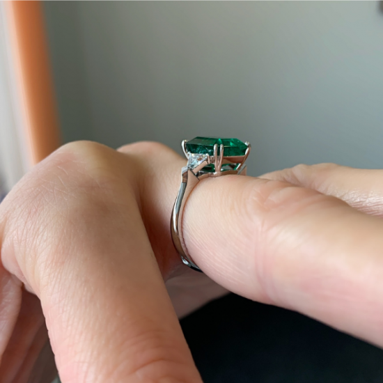 Ring mit 3,31 Karat Smaragd und seitlichen Billionendiamanten,  Bild vergrößern 10