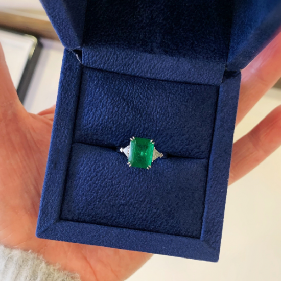 Ring mit 3,31 Karat Smaragd und seitlichen Billionendiamanten,  Bild vergrößern 13