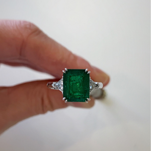 Ring mit 3,31 Karat Smaragd und seitlichen Billionendiamanten - Foto 10