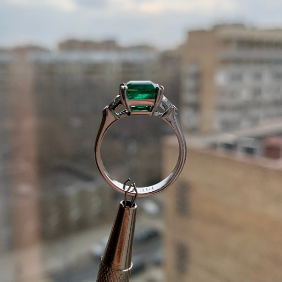 Ring mit 3,31 Karat Smaragd und seitlichen Billionendiamanten,  Bild vergrößern 12