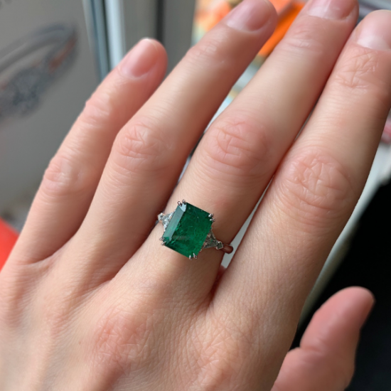 Ring mit 3,31 Karat Smaragd und seitlichen Billionendiamanten,  Bild vergrößern 9