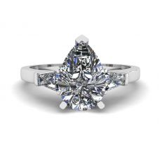 Ring mit Birnendiamant und seitlichem Baguetteschliff