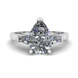 Ring mit Birnendiamant und seitlichem Baguetteschliff Ring mit Birnendiamant und seitlichem Baguetteschliff