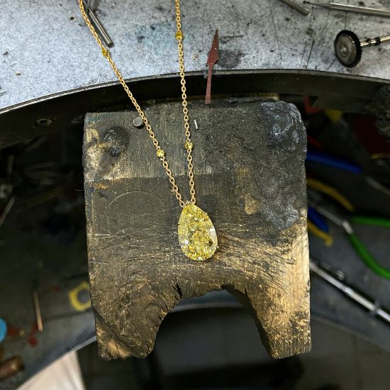 Birnenförmige Halskette mit ausgefallenen gelben Diamanten aus Roségold,  Bild vergrößern 3