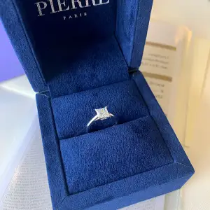 Diamantring im Prinzessschliff aus 18 Karat Weißgold - Foto 4