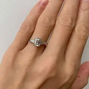 Verlobungsring aus drei Steinen mit Smaragd und Baguette-Diamant - Foto 4