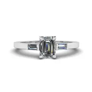 Ring mit Smaragdschliff und seitlichem Baguette-Diamant