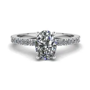 Ovaler Diamantring mit seitlichem Pavé